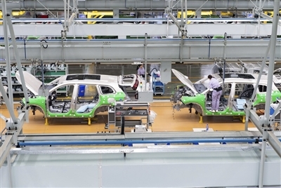 賽力斯鳳凰智慧工廠工人正在裝配汽車。記者 孫凱芳 攝